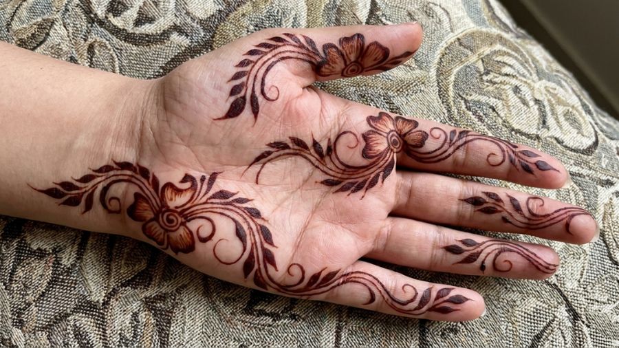 Simple Gulf-Style Mehndi Design